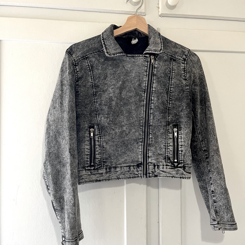Black Acid Washed H&M Divided Women’s Size 4 Jean Jacket Zippers